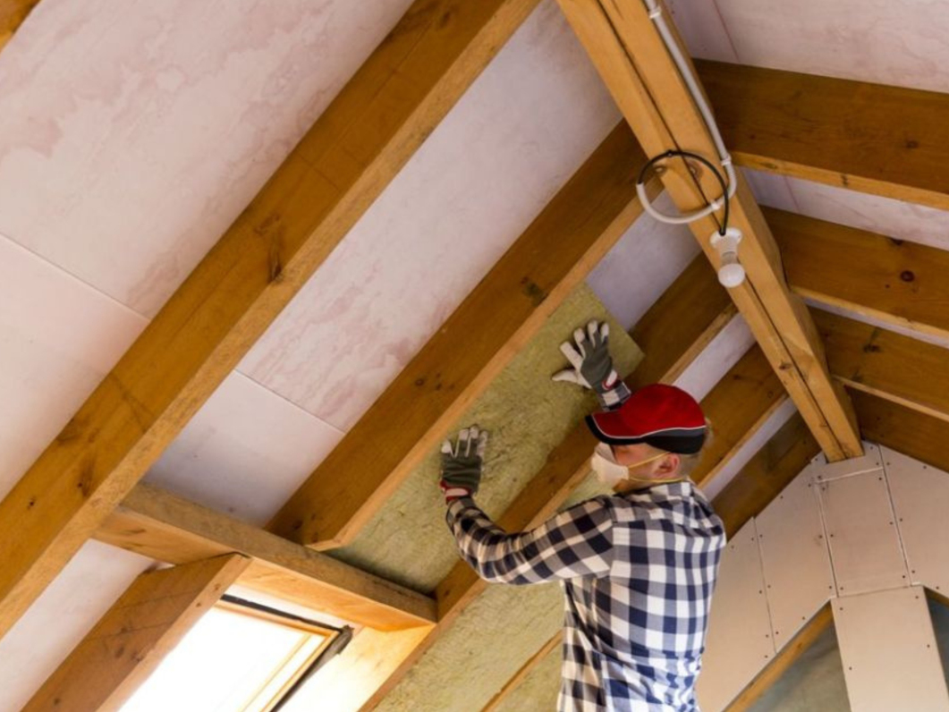 Pose d'isolation de toiture par nos couvreurs.